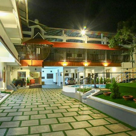 Lake Palace Family Resort Кумараком Экстерьер фото