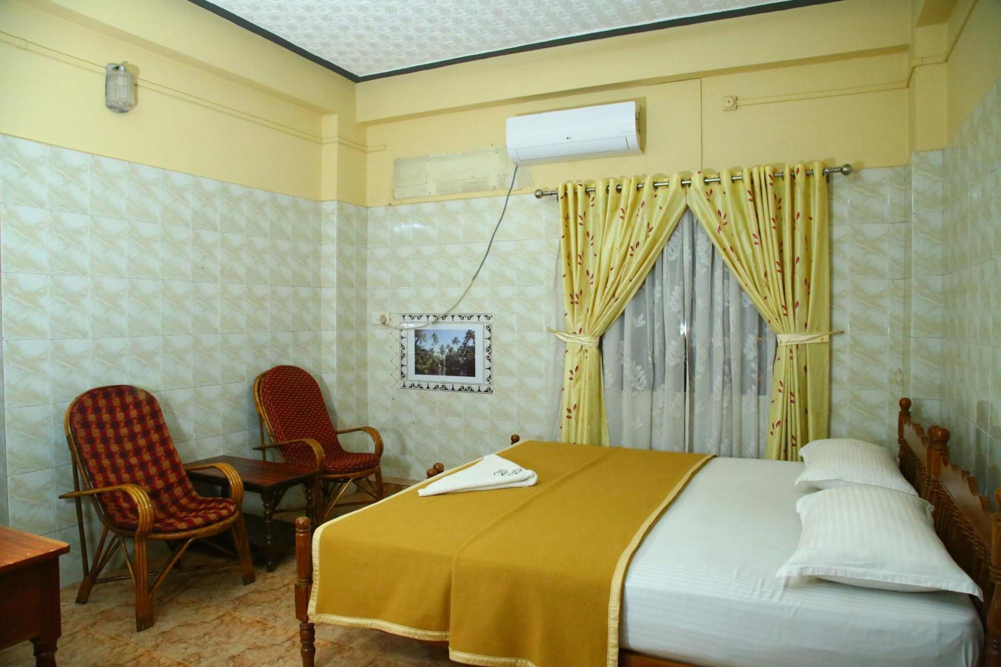 Lake Palace Family Resort Кумараком Экстерьер фото