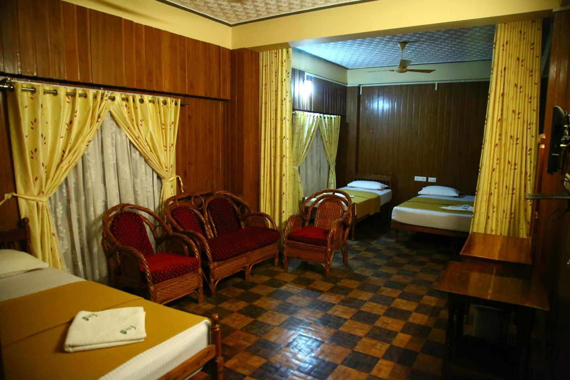 Lake Palace Family Resort Кумараком Экстерьер фото