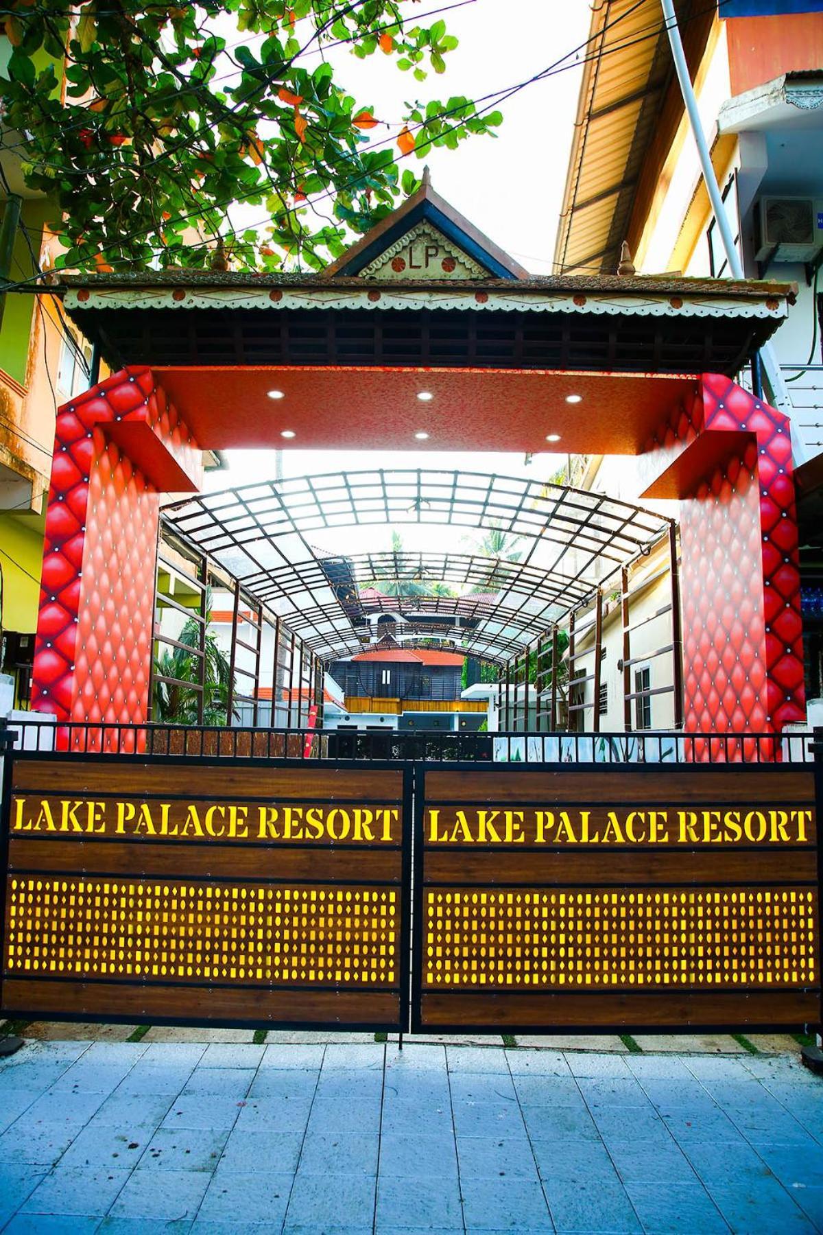 Lake Palace Family Resort Кумараком Экстерьер фото