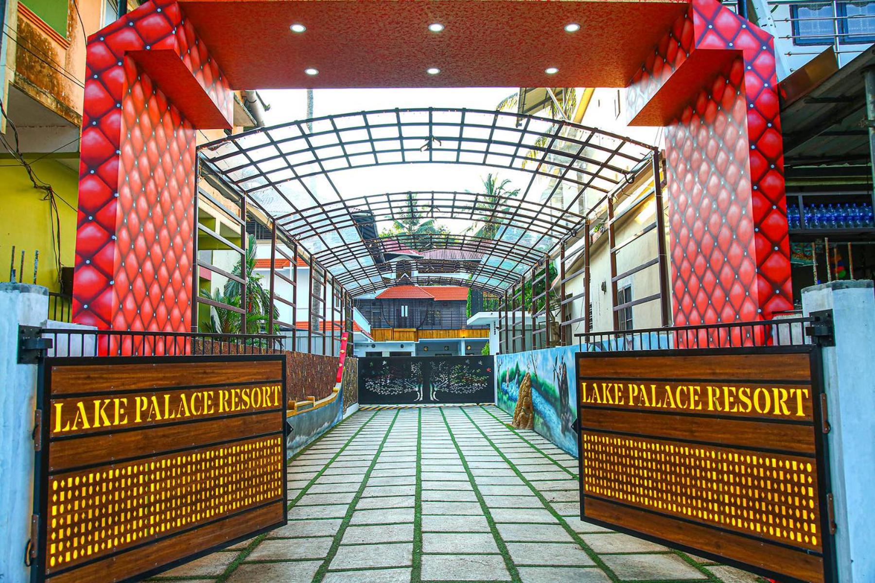 Lake Palace Family Resort Кумараком Экстерьер фото